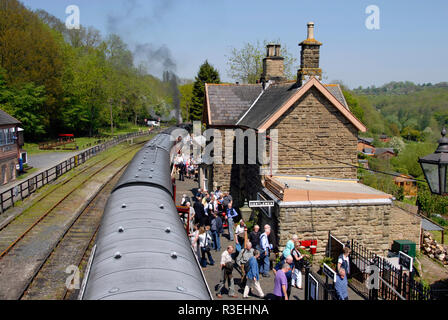 Die Passagiere der Royal Scot am Bahnhof Highley Bahnhof aussteigen, Shropshire, England Stockfoto