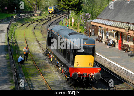 Diesellok Am überholgleis an highley Bahnhof warten, Shropshire, für einen anderen Zug auf der eingleisigen Strecke Pass Stockfoto