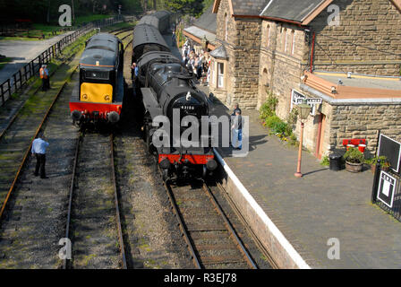 Vorbei an der Schleife an highley Bahnhof, Shropshire, England, mit Dampf- und Diesellokomotiven einander vorbei. Stockfoto