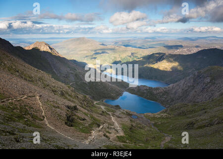 Bergblick von Pyg Track und Seen vom Gipfel des Snowdon, Snowdonia National Park, Wales, Großbritannien Stockfoto