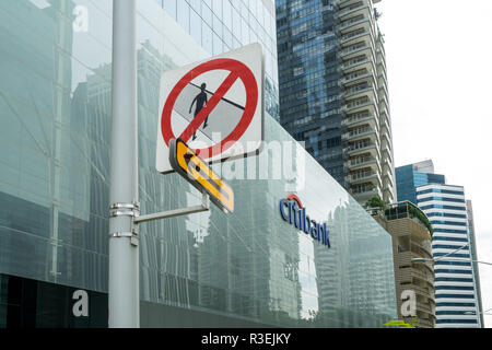 Singapur - 16. September 2017: "Keine Fußgänger Straße neben der Citibank Zeichen in das Bürogebäude in Central Business District in Singapur mit Stockfoto