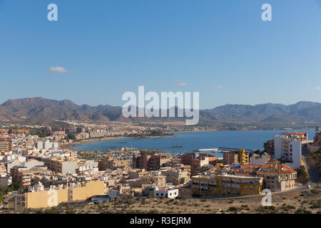 Puerto de Mazarron Murcia, Spanien mit der Stadt, den Hafen und die Berge im Hintergrund Stockfoto