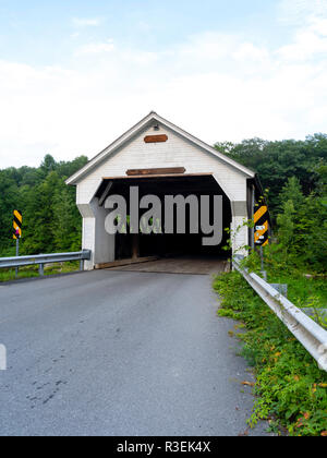 Bild des berühmten West Dummerston Covered Bridge, in der Nähe von Brattleboro, Vermont, USA. Stockfoto