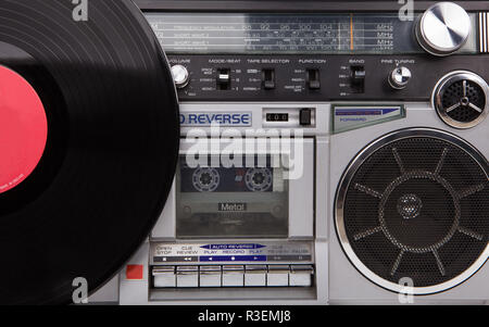 Retro Ghetto Blaster und Vinyl-Jahrgang. Stilvolle retro Boombox und Vinyl. Stockfoto