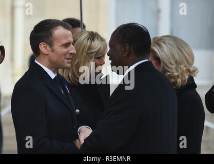 November 11, 2018 - Paris, Frankreich: der französische Präsident Emmanuel Längestrich grüßt Elfenbeinküste Präsident Alassane Ouattara im Elysee-palast der Armistice Day Gedenken zu verbinden. Plus de 60 Chefs d'Etat et de gouvernement et dirigeants de Grandes Institutionen internationales ont fait le deplacement ein Paris assister à la Gedenken du centieme Anniversaire de l'Armistice du 11 Novembre 1918 gießen. *** Frankreich/KEINE VERKÄUFE IN DEN FRANZÖSISCHEN MEDIEN *** Stockfoto