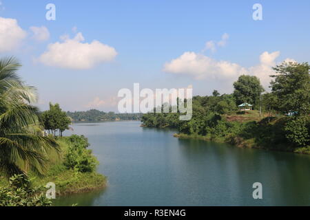 Fluss mit grüner Natur Rangamati, in Bangladesch Stockfoto
