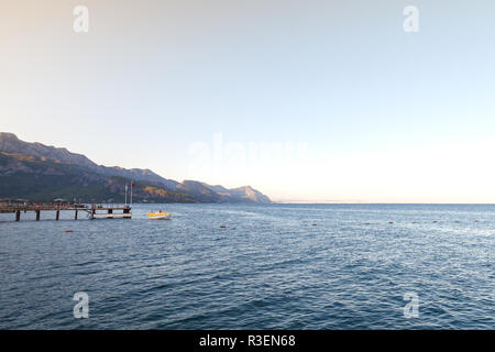 Sonnenuntergang auf dem Meer. Das Boot steht in der Nähe der Pier. Stockfoto