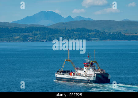 Der Caledonian MacBrayne Fähren, die MV-Loch Fyne Segel von Mallaig nach Armadale auf der Insel Skye. Stockfoto