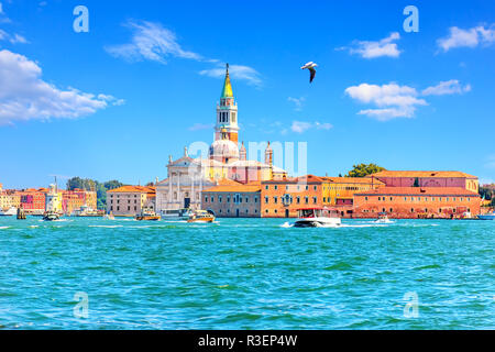 Blick auf die Insel Guidecca mit seiner Kirche und Boote, Venedig, Italien. Stockfoto