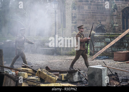 Great Budworth, UK. 11. April 2018. In der Royal Artillery Kostüme gekleidet, die Hauptrolle in der neuen BBC-Drama "Krieg der Welten" von HG Wells, bei G gefilmt Stockfoto