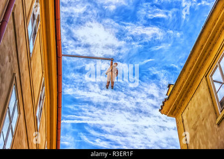 Prag, Tschechische Republik - 17. August 2018: Mann hanging out Skulptur in der Altstadt. Stockfoto