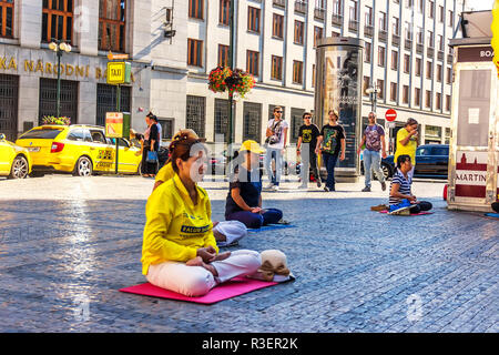 Prag, Tschechische Republik - 19 August, 2018: junge rockfans sind vorbei Street yoga Damen in der Nähe der Pulverturm. Stockfoto