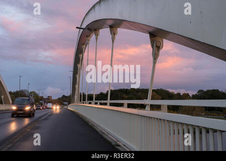 Großbritannien, England, Surrey, Walton Brücke Sonnenuntergang Stockfoto