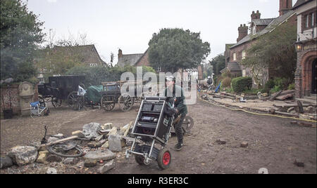 Great Budworth, UK. 11. April 2018. Film Crew auf in der neuen BBC-Drama "Krieg der Welten" von HG Wells, in den Straßen von Great Budworth v gefilmt eingestellt Stockfoto