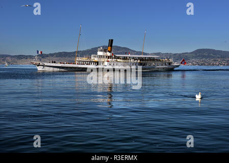 Montreux, Schweiz - 21. Oktober 2017: Ausflug Schiff und Menschen in der Pier am Genfer See in Montreux Schweizer Riviera. Montreux, Schweiz - Oktober Stockfoto