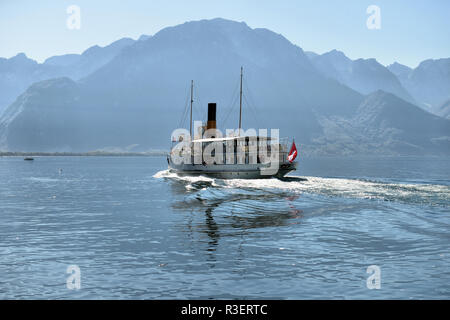 Montreux, Schweiz - 21. Oktober 2017: Ausflug Schiff und Menschen in der Pier am Genfer See in Montreux Schweizer Riviera. Montreux, Schweiz - Oktober Stockfoto