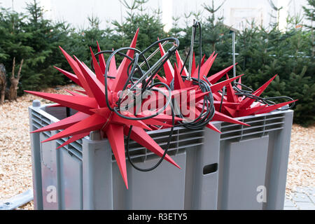 Behälter mit großen roten sternförmigen Laternen für die Weihnachtsdekoration in den Straßen der Stadt, ausgewählte konzentrieren Stockfoto