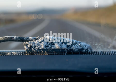 Gefrorene Scheibenwischer auf Auto, Innenansicht Stockfoto