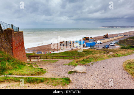 SEAFORD, ENGLAND - 7 November, 2018. Blick auf das Meer von Seaford Strand, rauhe See, Bagger an der Küste, Strand Reparaturen, East Sussex, England Stockfoto