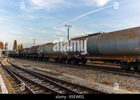 BERLIN, DEUTSCHLAND - 5 November, 2018: Bahn Container und andere Fahrzeuge im Berliner Westhafen port Stockfoto