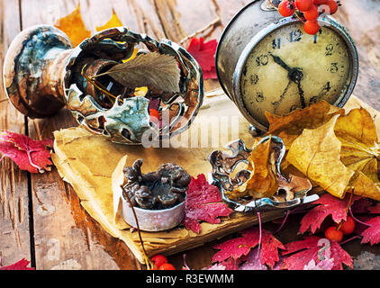 regnerischen Herbstwetter, alte Uhr, Laub Stockfoto