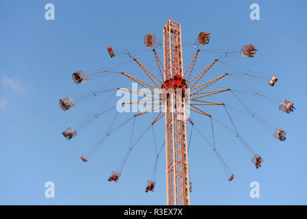 Rund um die Welt XXL flying swing Fahrt am Jubilee Gardens South Bank in London. Thrill ride. Messe Fahrt mit Menschen in den Stühlen hängen von rotierenden Stockfoto