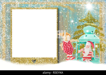 Weihnachten Foto frame Karte. Weihnachtsmann und Rentier Puppe im Vintage Style und leeren Rahmen in Golden glitter Foto oder Nachricht zu setzen Stockfoto