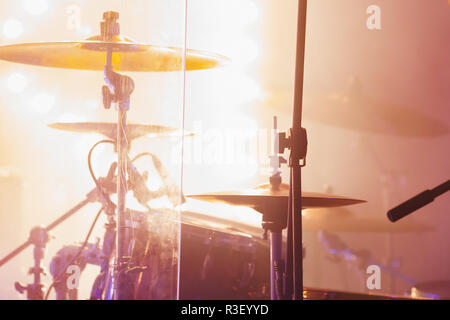 Live Rock Musik foto Hintergrund, Rock Drum mit Zimbeln in hellen Strobe Lights gesetzt. Nahaufnahme, weiche selektiven Fokus Stockfoto