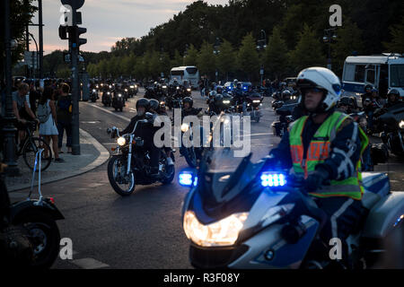 Biker ab in die Ebertstraße in der Nähe von Brandenburger Tor und der Tiergarten auf einer Kundgebung in Berlin, Deutschland. Stockfoto