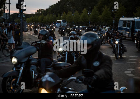 Biker ab in die Ebertstraße in der Nähe von Brandenburger Tor und der Tiergarten auf einer Kundgebung in Berlin, Deutschland. Stockfoto