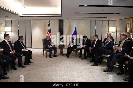 Der russische Präsident Wladimir Putin, rechts, während eines bilateralen Treffens mit dem malaysischen Ministerpräsidenten Mahathir Mohamad am Rande der ASEAN-Gipfel November 13, 2018 in Singapur. Stockfoto