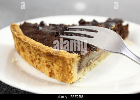 Schokolade, Birne und Pecan Tart Stockfoto