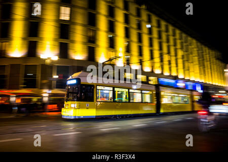 Eine Straßenbahn entlang der Friedrichstraße im Zentrum von Berlin, Deutschland. Stockfoto