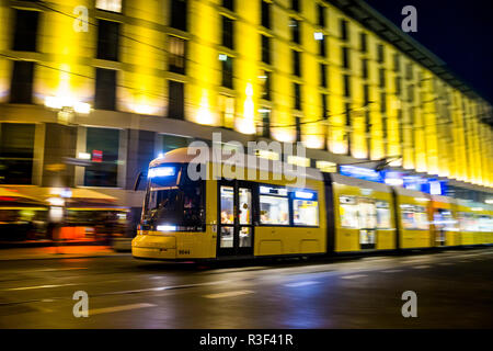 Eine Straßenbahn entlang der Friedrichstraße im Zentrum von Berlin, Deutschland. Stockfoto