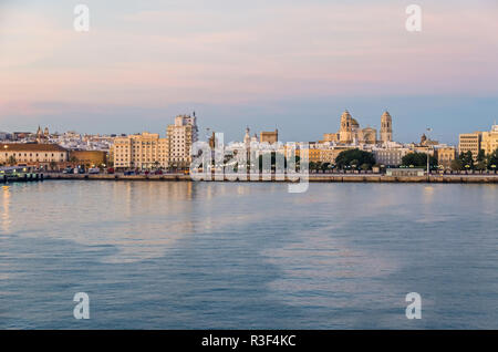 Cadiz ist die älteste durchgehend bewohnte Stadt in Westeuropa, mit der Avenida del Puerto, Plaza de Sevilla, das Gebäude der Zeitung veröffentlicht. Stockfoto