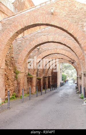 Die alte Straße von Clivus Scauri auf Celio Hügel in Rom, Italien Stockfoto