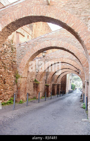 Die alte Straße von Clivus Scauri auf Celio Hügel in Rom, Italien Stockfoto