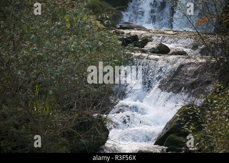 Lynmouth ist ein Dorf in Devon, England, am nördlichen Rand des Exmoor. Das Dorf liegt an der Mündung der West Lyn und Osten Lyn Flüsse. Stockfoto