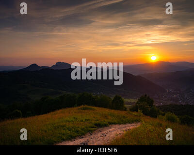 Sonnenuntergang über Gorce Gebirge, Luban montieren. Mount Palenica und Trzy Korony Massiv auf der linken Seite. Stadt Szczawnica im Tal. Blick vom Mount Jarmuta, Scrapbookstore und Stockfoto