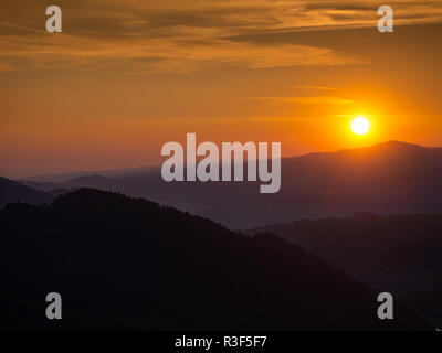 Sonnenuntergang über Gorce Gebirge, Luban montieren. Mount Palenica, auf der linken Seite. Blick vom Mount Jarmuta, Pieniny, Polen. Stockfoto