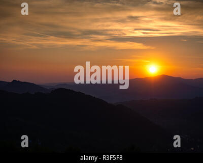 Sonnenuntergang über Gorce Gebirge, Luban montieren. Mount Palenica, auf der linken Seite. Blick vom Mount Jarmuta, Pieniny, Polen. Stockfoto