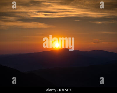 Sonnenuntergang über Gorce Berge im Sommer. Westlichen Beskiden und Luban montieren. Blick vom Mount Jarmutka, Pieniny, Polen. Stockfoto