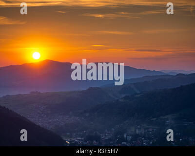 Sonnenuntergang über Gorce Gebirge und den Berg Luban, westlichen Beskiden. Kurort Szczawnica im Tal. Blick vom Mount Jarmutka, Pieniny, Polen. Stockfoto