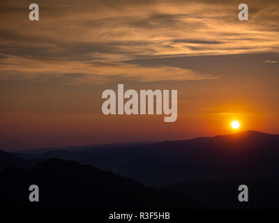 Sonnenuntergang über der westlichen Beskiden. Gorce Gebirge, Luban montieren. Blick vom Mount Jarmuta, Pieniny, Polen. Stockfoto