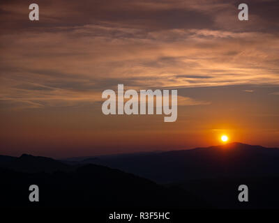 Sonnenuntergang über der westlichen Beskiden. Gorce Gebirge, Luban montieren. Blick vom Mount Jarmuta, Pieniny, Polen. Stockfoto