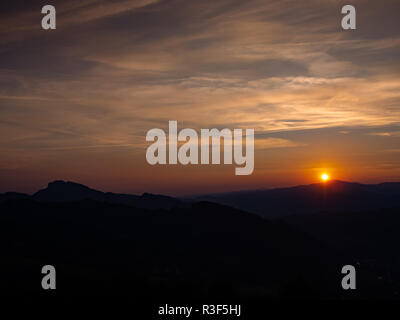 Sonnenuntergang über der westlichen Beskiden. Anzeigen von Gorce Gebirge, Luban montieren. Drei Kronen Massiv auf der linken Seite. Blick vom Mount Jarmuta, Pieniny, Polen. Stockfoto