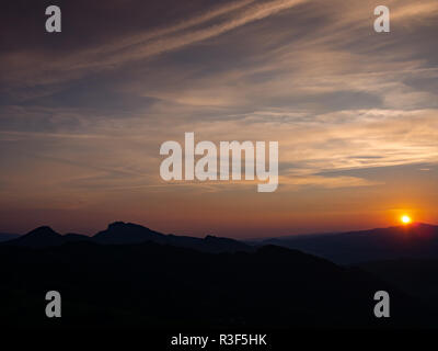 Sonnenuntergang über der westlichen Beskiden. Anzeigen von Gorce Gebirge, Luban montieren. Drei Kronen Massiv auf der linken Seite. Blick vom Mount Jarmuta, Pieniny, Polen. Stockfoto