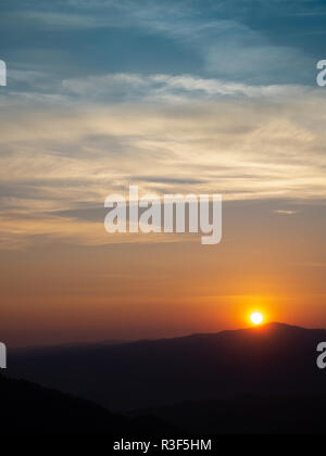 Sonnenuntergang über der westlichen Beskiden. Anzeigen von Gorce Gebirge, Luban montieren. Blick vom Mount Jarmutka, Pieniny, Polen. Stockfoto