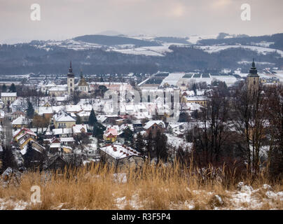 Blick auf die Stadt Stary Sacz im Winter. Polen. Stockfoto