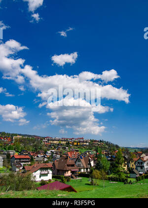 Kurort Szczawnica im Frühjahr. Polen. Stockfoto